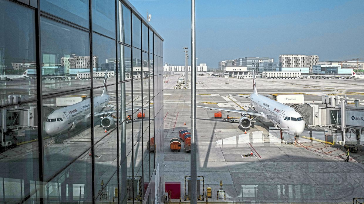 China's Big Three Airlines Sink Deeper Into Red as Fuel Costs and Typhoons Batter Recovery