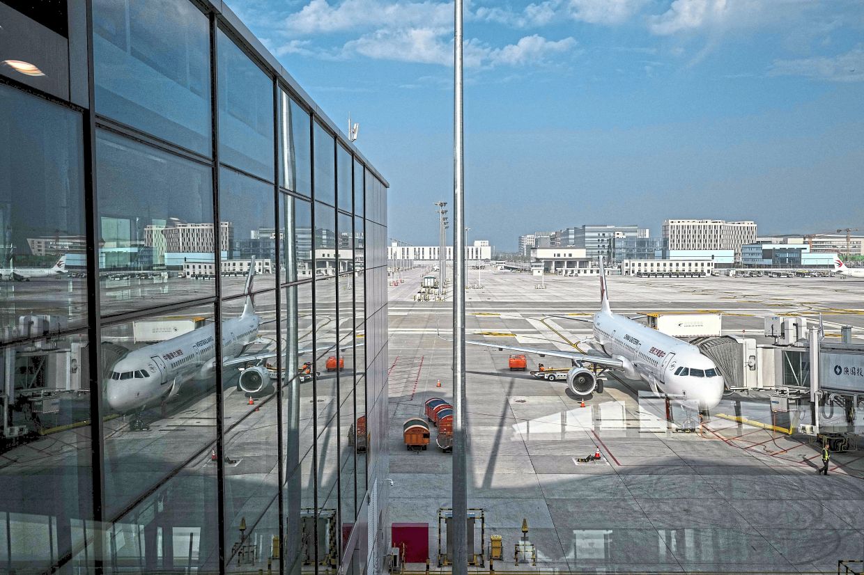 China's Big Three Airlines Sink Deeper Into Red as Fuel Costs and Typhoons Batter Recovery