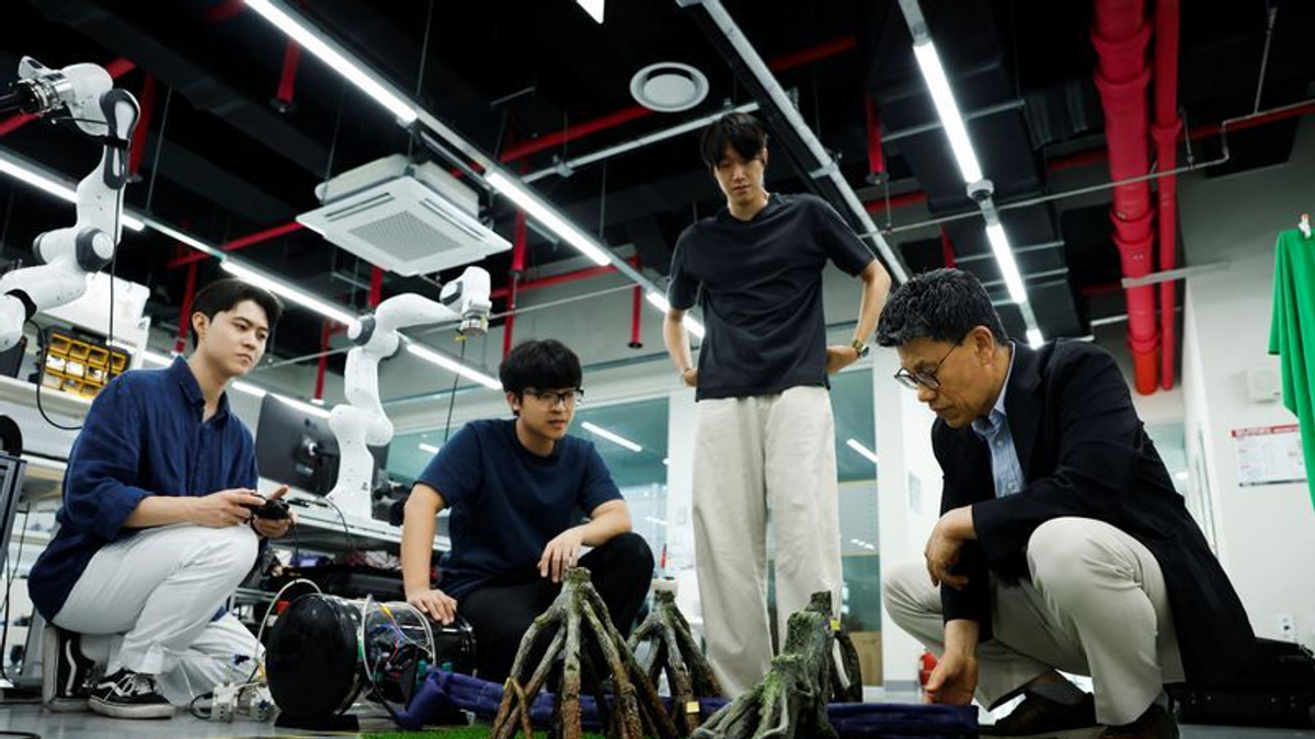 South Korea and US Researchers Develop Robotic Clothing That Dresses Itself