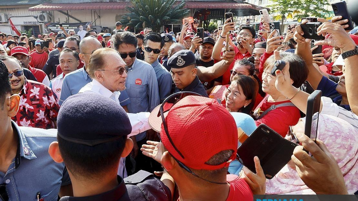 PM Anwar Meets Trishaw Couple Who Travelled to See Him in Batu Pahat