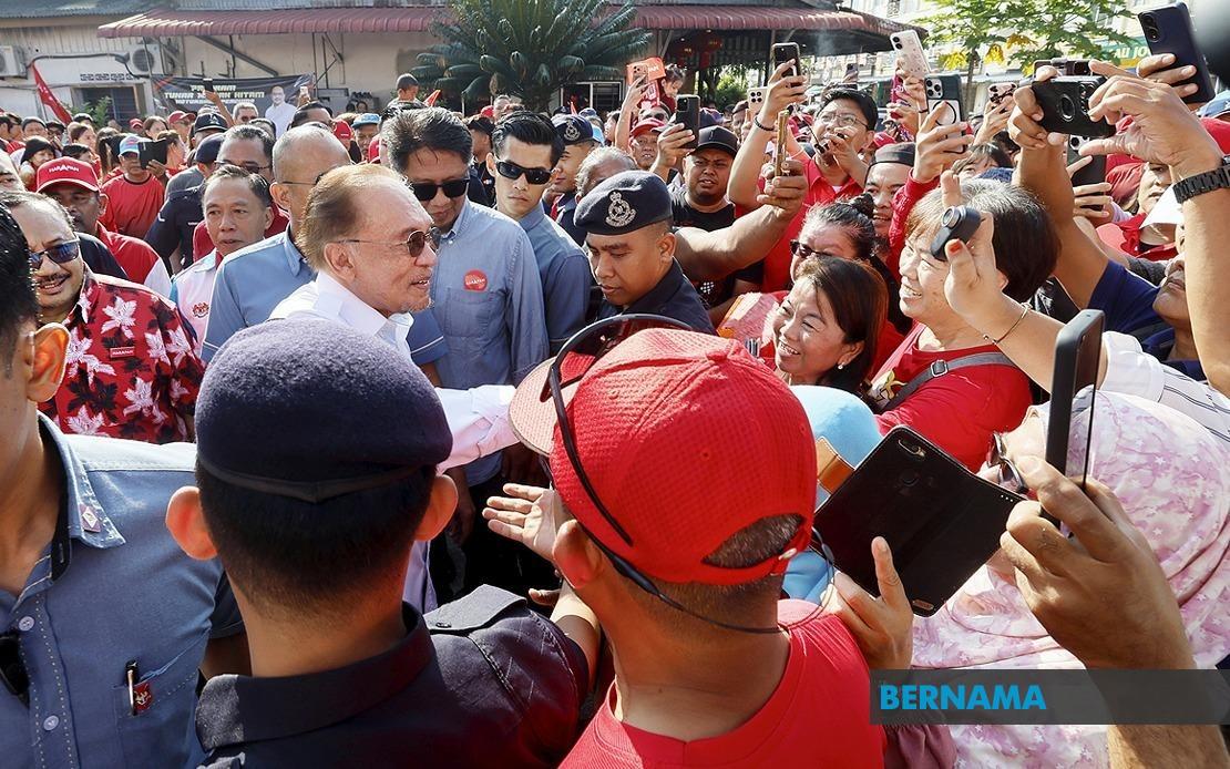 PM Anwar Meets Trishaw Couple Who Travelled to See Him in Batu Pahat