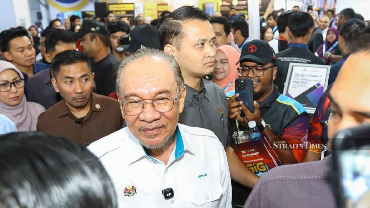 Anwar Campaigns in Negri Sembilan as Polls Tighten Before Election