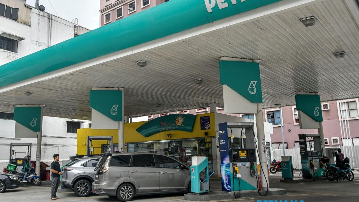 Fuel Prices Climb as Global Tensions Push Crude to Six-Week Peak