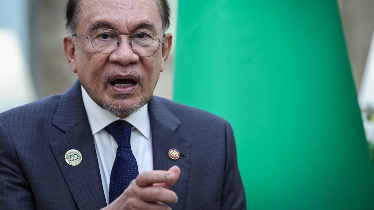Anwar Pays Tribute to John L. Esposito, Influential Islamic Scholar and Malaysia's Ally