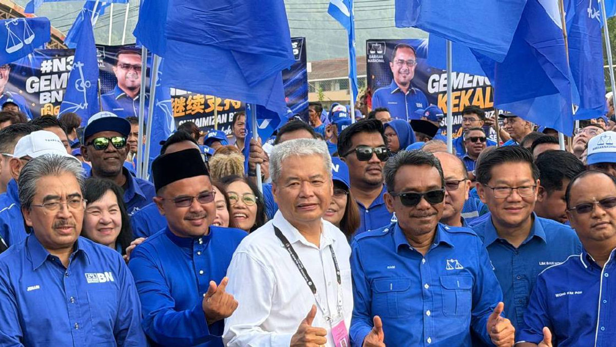 Senior Umno Leaders Rally Behind BN Candidates at Tampin Nomination Centre
