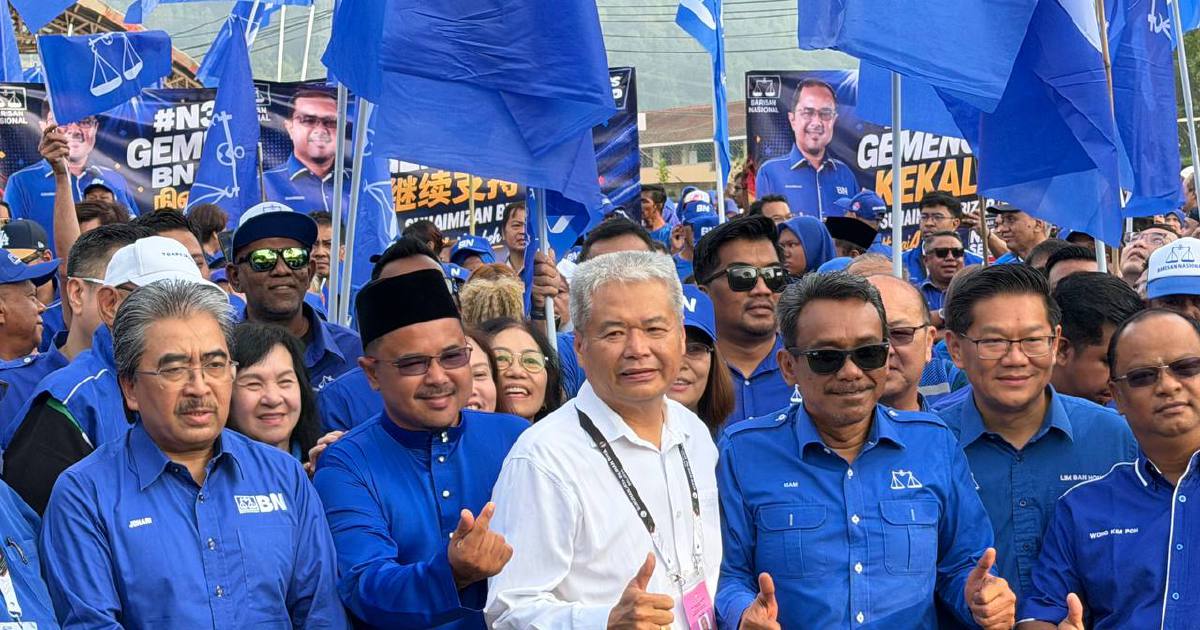 Senior Umno Leaders Rally Behind BN Candidates at Tampin Nomination Centre